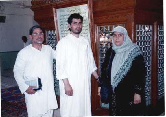 Kumail_With_Parents.jpg (32259 bytes)