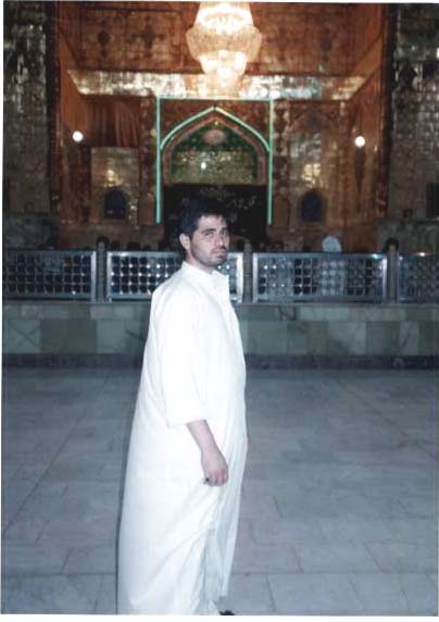 Kumail_at_Najaf_Outside.jpg (28113 bytes)