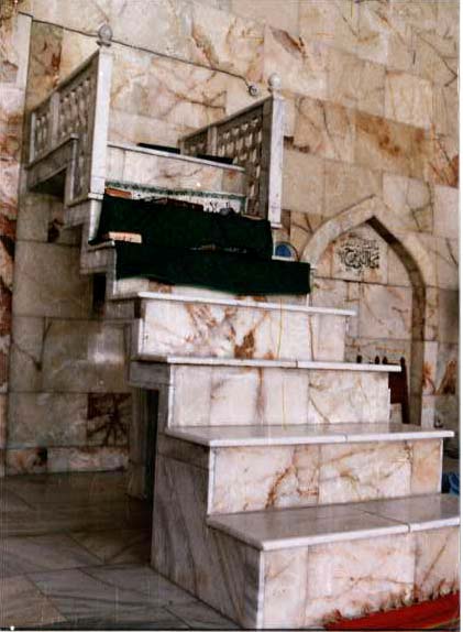 Pulpit_Masjid_Kufa.jpg (38648 bytes)